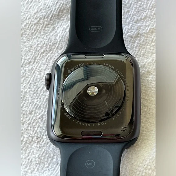 Apple Watch SE 1st Generation (44mm) - Picture 3 of 6